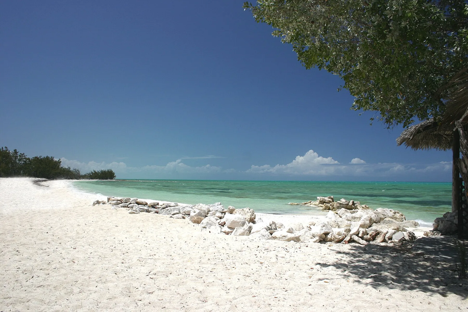 Het strand bij Small Hope Bay op Andros, Bahama’s.