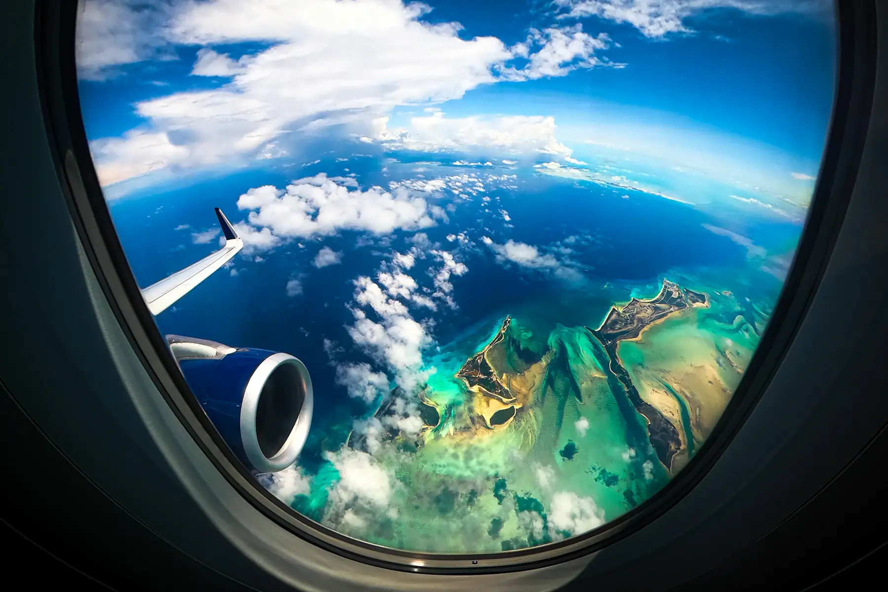 Islanan i awa poko hundu di Bahamas mirá dor di un bentana di avion
