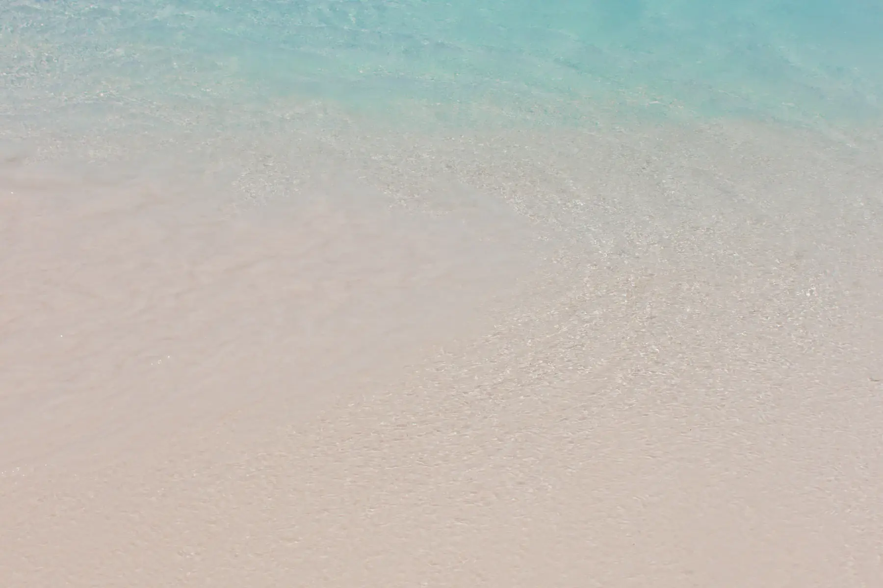 White sand beside the blue sea on Klein Curaçao