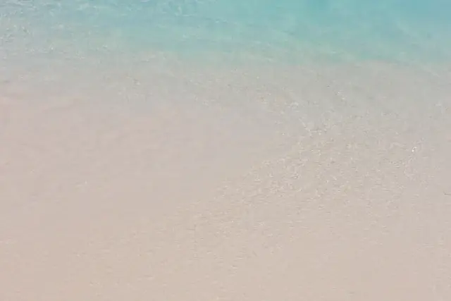 White sand beside the blue sea on Klein Curaçao