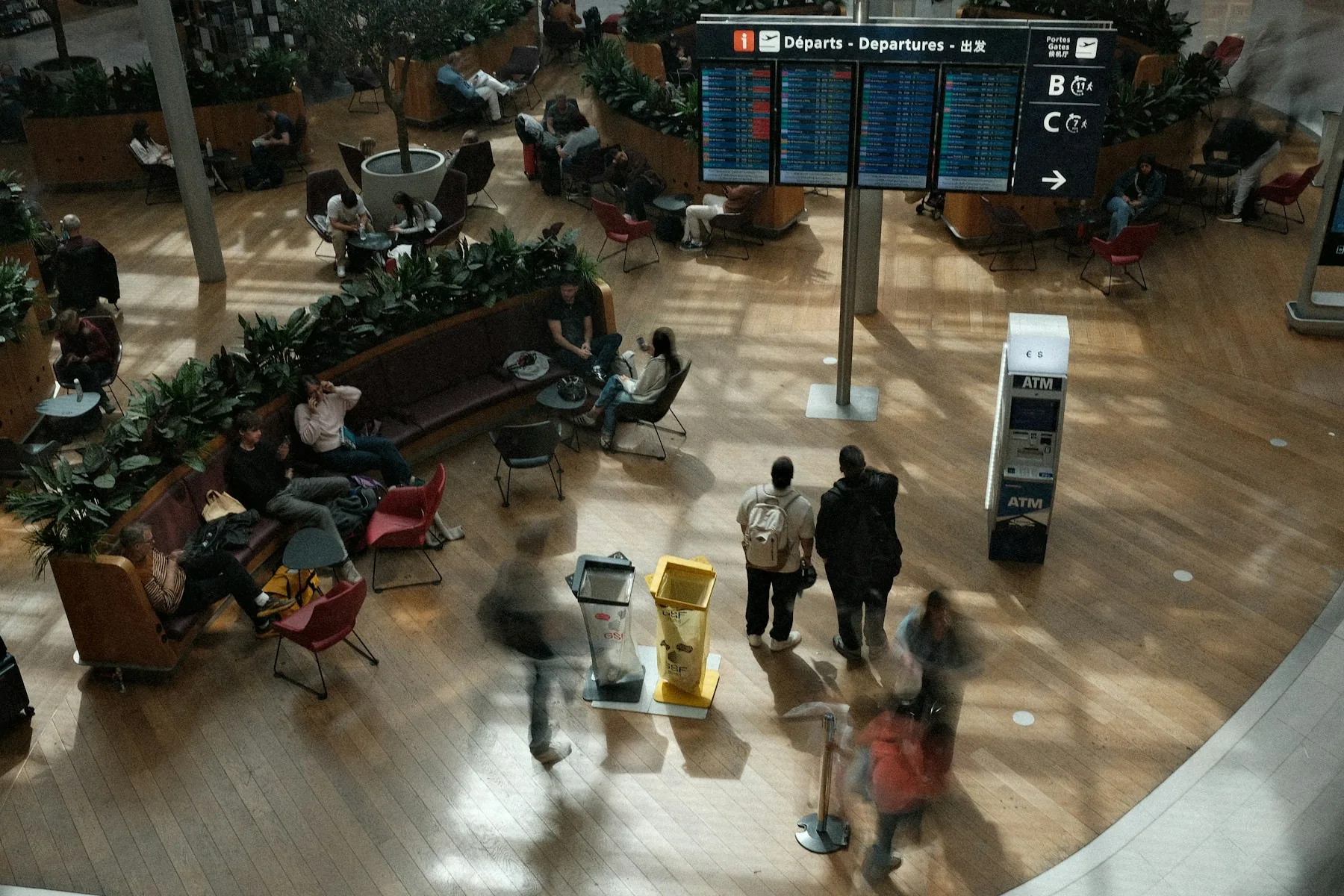 Reizigers en vertrekborden in een luchthaventerminal