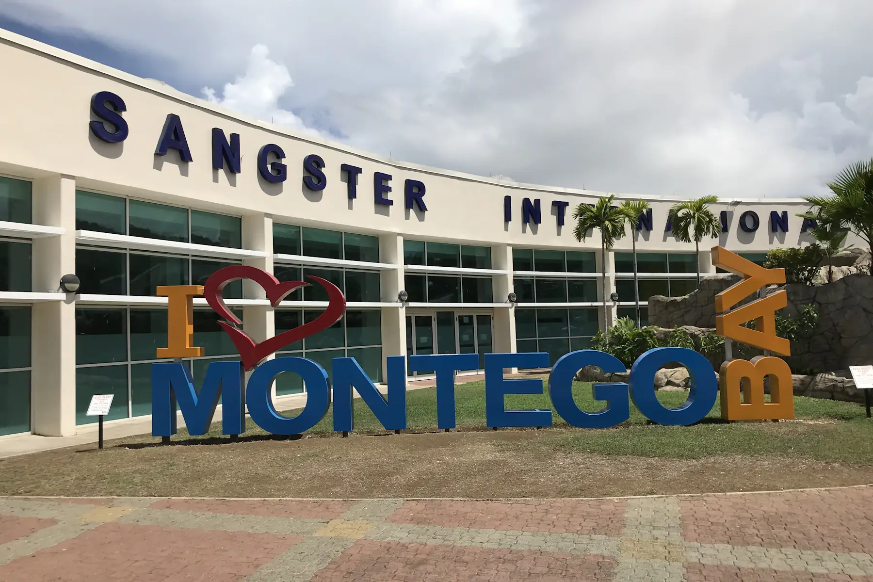 Een welkomstbord met I Love Montego Bay bij luchthaven Sangster op Jamaica