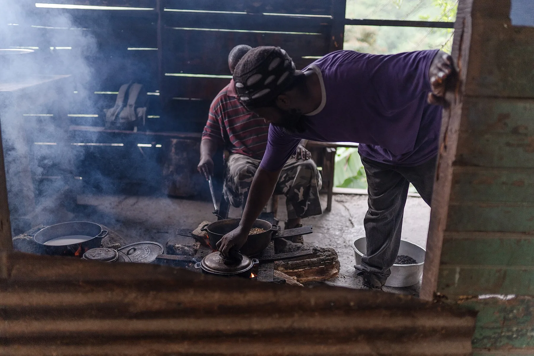 Kofi ta wordu tostá na James Dennis’ Coffee den Blue Mountains, Jamaica.