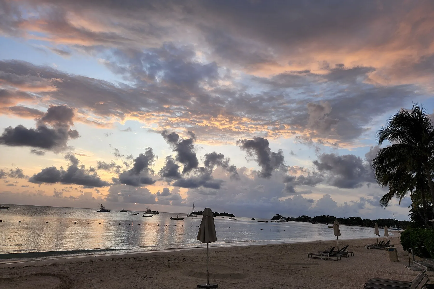 Het strand van Negril bij zonsondergang, Jamaica.