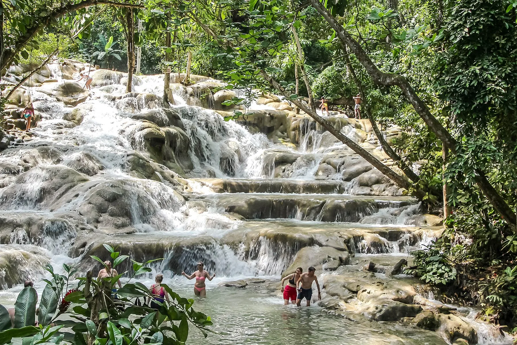 Water stroomt over Dunn’s River Falls bij Ocho Rios, Jamaica.