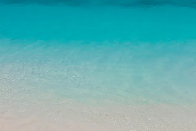 White sand beside the blue sea on Klein Curaçao