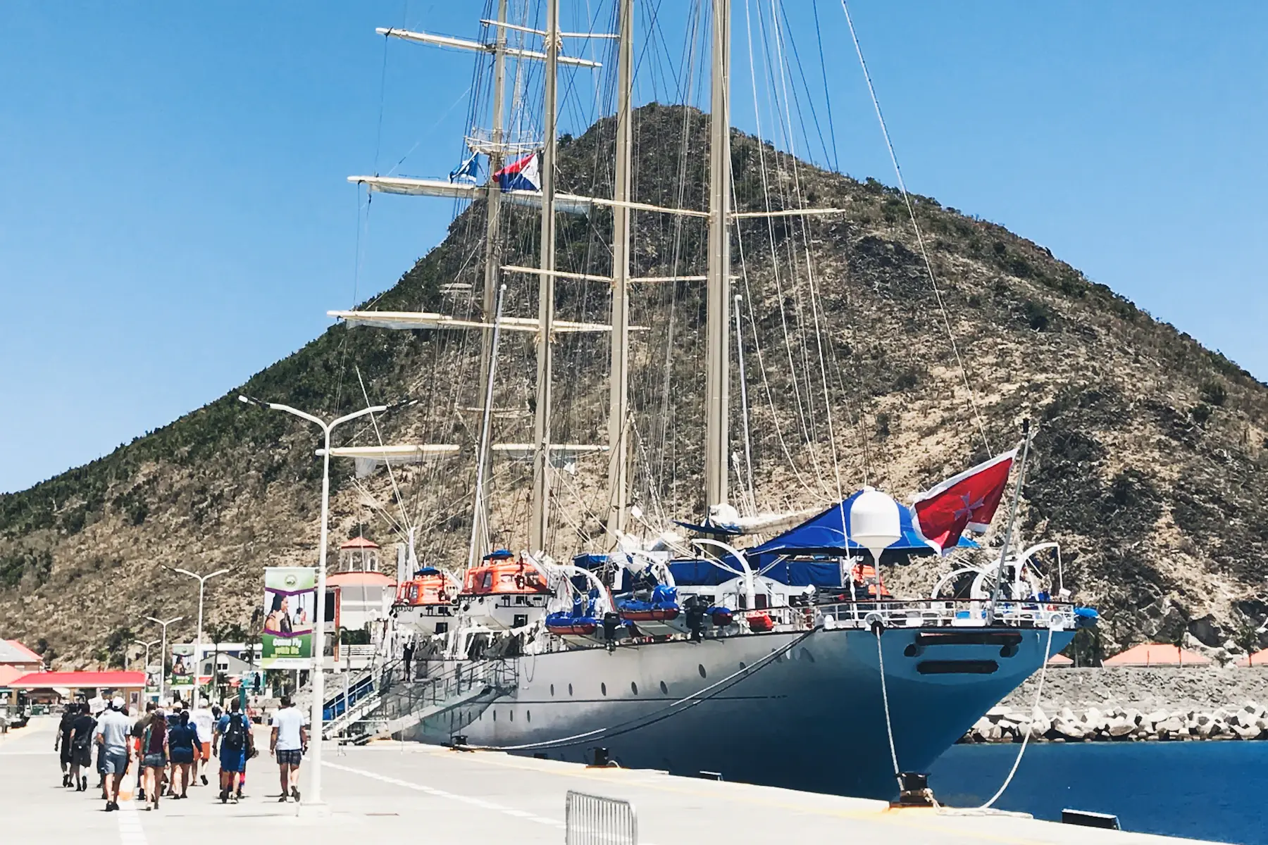 Un yate di bela na waf bou di un seru na Sint Maarten