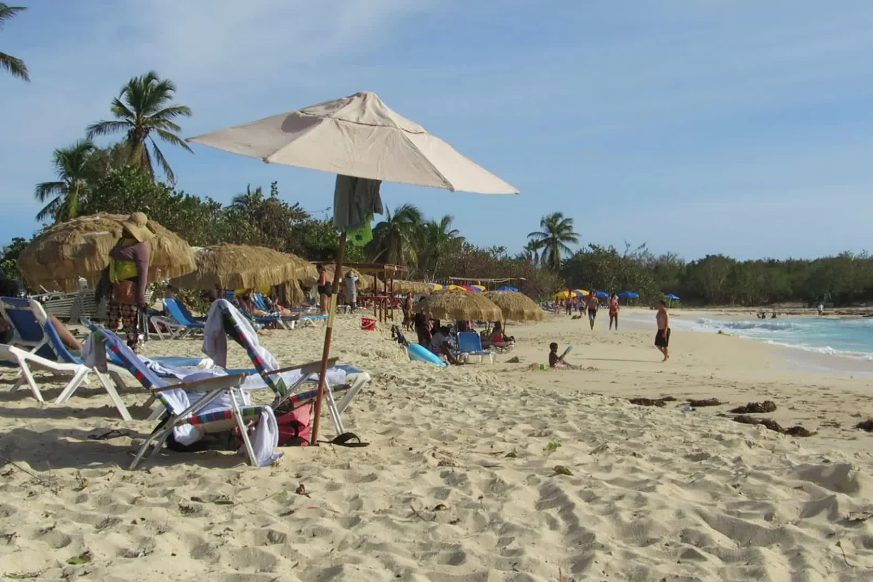 Parasols en strandstoelen bij Mullet Bay, Sint Maarten.