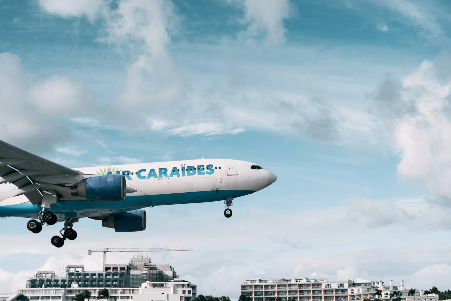 Un avion serkando aeropuerto riba Maho Beach na Sint Maarten