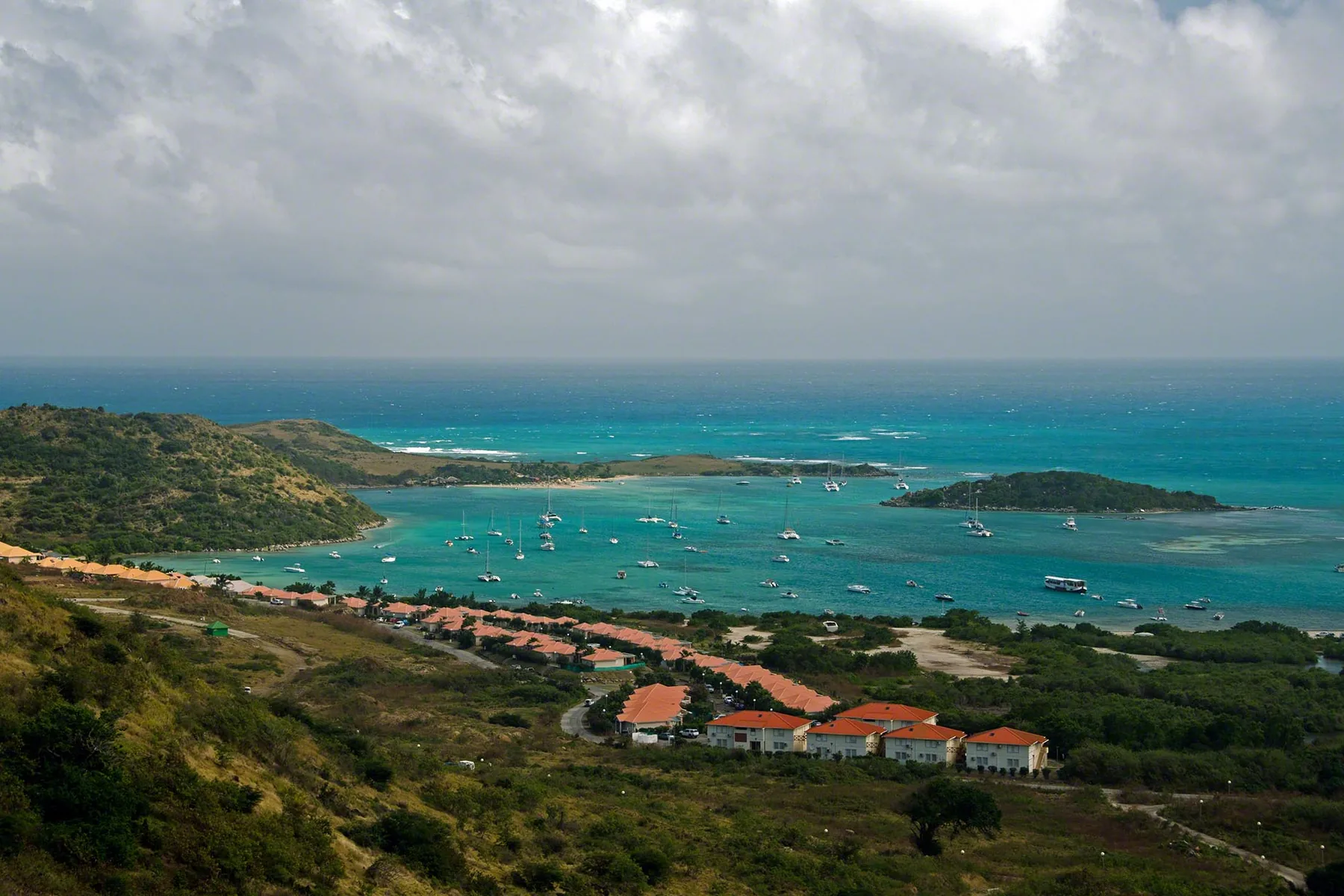 Uitzicht over de baai bij Cul-de-Sac richting Pinel, Saint-Martin.